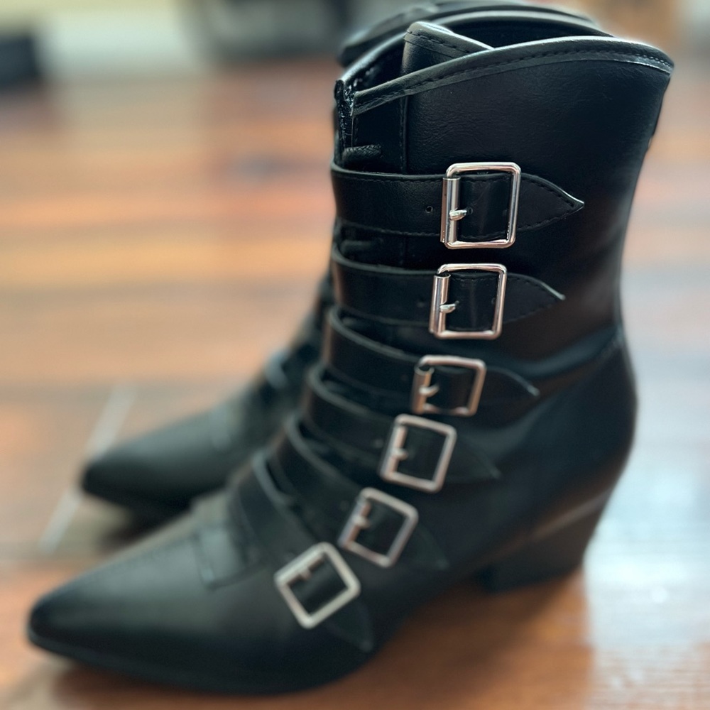 Strangecvlt coven boots size 6